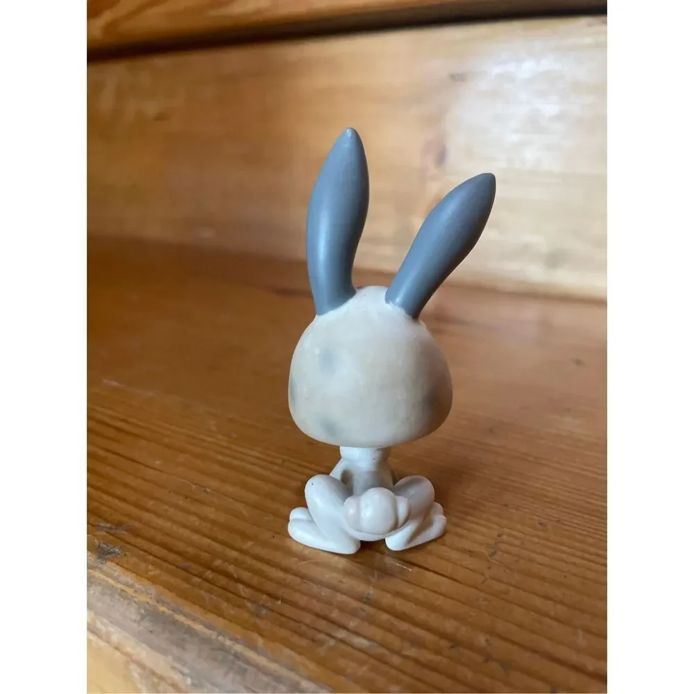 Littlest Pet Shop (LPS) rabbit figure, #18